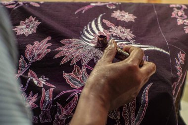 Surakarta, Endonezya - 7 Ağustos 2020: Kumaşın batik arka planı. Batik Tulis çizimi