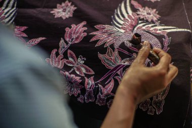Surakarta, Endonezya - 7 Ağustos 2020: Kumaşın batik arka planı. Batik Tulis çizimi