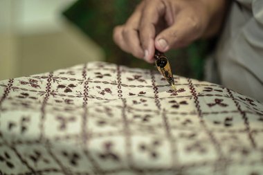 Surakarta, Endonezya - 7 Ağustos 2020: Kumaşın batik arka planı. Batik Tulis çizimi