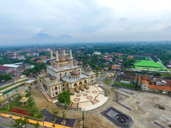 1 Aralık 2017 Klaten Endonezya: Panorama Havacılık El Aksa Camii Sabah