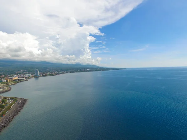 马纳多 2020年6月20日 在阳光明媚的日子里 摩天大楼的码头与印尼马纳多海滨酒店和蓝色海水的前沿连成一片 — 图库照片
