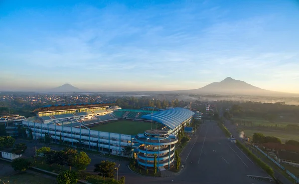 Yogyakarta Indonesia June 2018 Стадіон Panorama Maguwo Видом Мерапі Сонячним Ліцензійні Стокові Фото