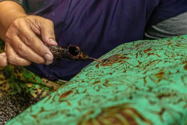 Surakarta, Endonezya - 7 Ağustos 2020: Kumaşın batik arka planı. Batik Tulis çizimi