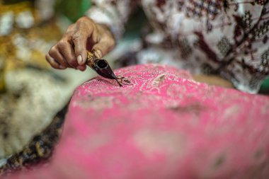 Surakarta, Endonezya - 7 Ağustos 2020: Kumaşın batik arka planı. Batik Tulis çizimi
