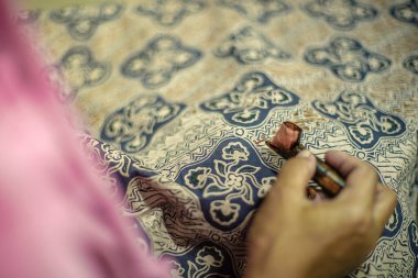 Surakarta, Endonezya - 7 Ağustos 2020: Kumaşın batik arka planı. Batik Tulis çizimi