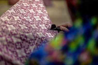 Surakarta, Endonezya - 7 Ağustos 2020: Kumaşın batik arka planı. Batik Tulis çizimi