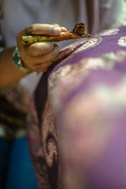 Surakarta, Endonezya - 7 Ağustos 2020: Kumaşın batik arka planı. Batik Tulis çizimi