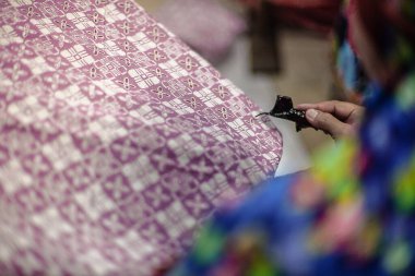 Surakarta, Endonezya - 7 Ağustos 2020: Kumaşın batik arka planı. Batik Tulis çizimi