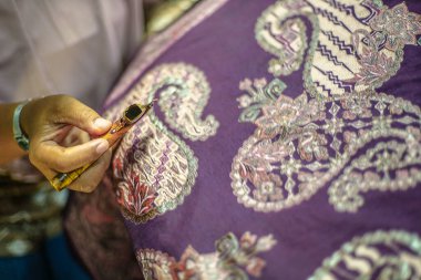Surakarta, Endonezya - 7 Ağustos 2020: Kumaşın batik arka planı. Batik Tulis çizimi