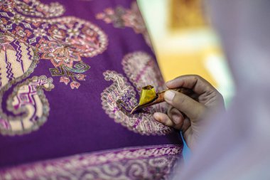 Surakarta, Endonezya - 7 Ağustos 2020: Kumaşın batik arka planı. Batik Tulis çizimi
