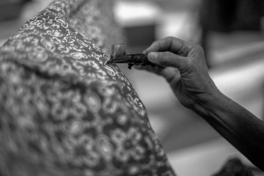 Surakarta, Endonezya - 7 Ağustos 2020: Kumaşın batik arka planı. Batik Tulis çizimi