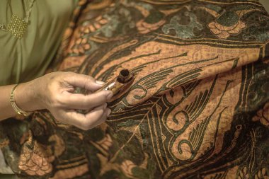 Surakarta, Endonezya - 7 Ağustos 2020: Kumaşın batik arka planı. Batik Tulis çizimi