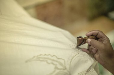 Surakarta, Endonezya - 7 Ağustos 2020: Kumaşın batik arka planı. Batik Tulis çizimi