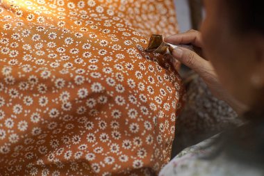 Surakarta, Endonezya - 7 Ağustos 2020: Kumaşın batik arka planı. Batik Tulis çizimi