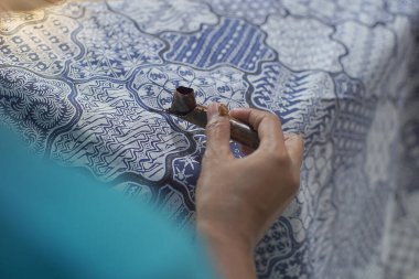 Surakarta, Endonezya - 7 Ağustos 2020: Kumaşın batik arka planı. Batik Tulis çizimi