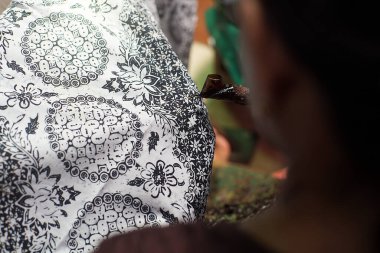 Surakarta, Endonezya - 7 Ağustos 2020: Kumaşın batik arka planı. Batik Tulis çizimi