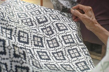 Surakarta, Endonezya - 7 Ağustos 2020: Kumaşın batik arka planı. Batik Tulis çizimi