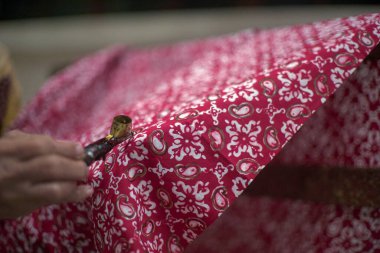Surakarta, Endonezya - 7 Ağustos 2020: Kumaşın batik arka planı. Batik Tulis çizimi