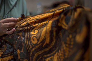 Surakarta, Endonezya - 7 Ağustos 2020: Kumaşın batik arka planı. Batik Tulis çizimi