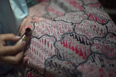 Surakarta, Endonezya - 7 Ağustos 2020: Kumaşın batik arka planı. Batik Tulis çizimi
