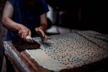 Surakarta, Endonezya - 7 Ağustos 2020: Kumaşın batik arka planı. Batik Tulis çizimi