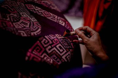 Surakarta, Endonezya - 7 Ağustos 2020: Kumaşın batik arka planı. Batik Tulis çizimi