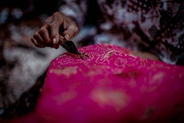 Surakarta, Endonezya - 7 Ağustos 2020: Kumaşın batik arka planı. Batik Tulis çizimi