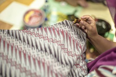 Surakarta, Endonezya - 7 Ağustos 2020: Kumaşın batik arka planı. Batik Tulis çizimi
