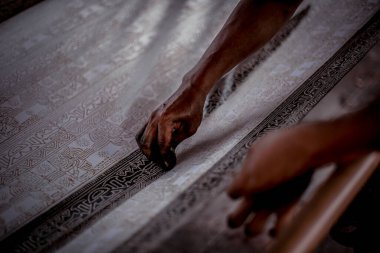Surakarta, Endonezya - 7 Ağustos 2020: Kumaşın batik arka planı. Batik Tulis çizimi