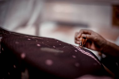 Surakarta, Endonezya - 7 Ağustos 2020: Kumaşın batik arka planı. Batik Tulis çizimi