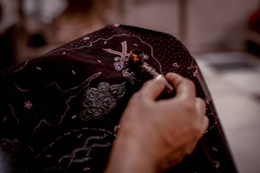 Surakarta, Endonezya - 7 Ağustos 2020: Kumaşın batik arka planı. Batik Tulis çizimi