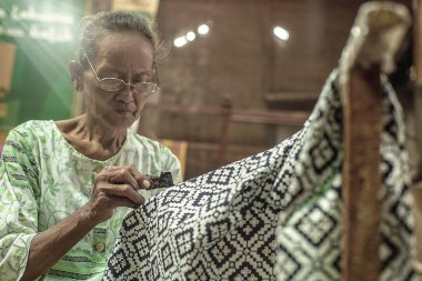Surakarta, Endonezya - 7 Ağustos 2020: Kumaşın batik arka planı. Batik Tulis çizimi