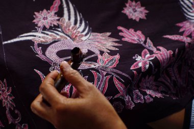 Surakarta, Endonezya - 7 Ağustos 2020: Kumaşın batik arka planı. Batik Tulis çizimi
