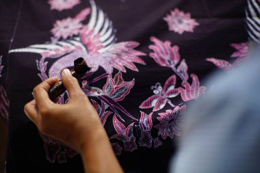 Surakarta, Endonezya - 7 Ağustos 2020: Kumaşın batik arka planı. Batik Tulis çizimi