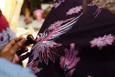Surakarta, Endonezya - 7 Ağustos 2020: Kumaşın batik arka planı. Batik Tulis çizimi