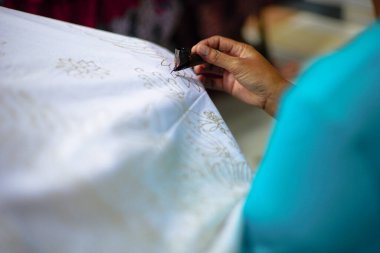 Surakarta, Endonezya - 7 Ağustos 2020: Kumaşın batik arka planı. Batik Tulis çizimi