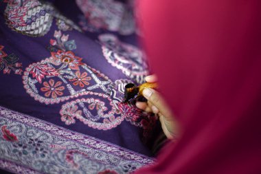 Surakarta, Endonezya - 7 Ağustos 2020: Kumaşın batik arka planı. Batik Tulis çizimi