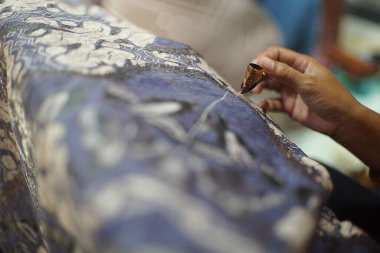 Surakarta, Endonezya - 7 Ağustos 2020: Kumaşın batik arka planı. Batik Tulis çizimi