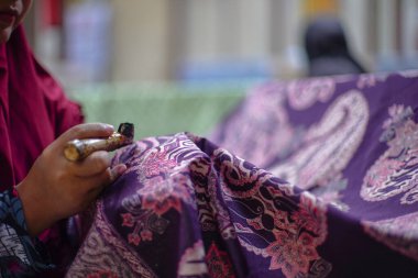 Surakarta, Endonezya - 7 Ağustos 2020: Kumaşın batik arka planı. Batik Tulis çizimi