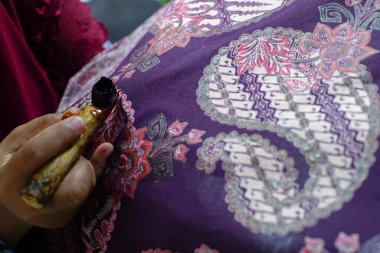 Surakarta, Endonezya - 7 Ağustos 2020: Kumaşın batik arka planı. Batik Tulis çizimi
