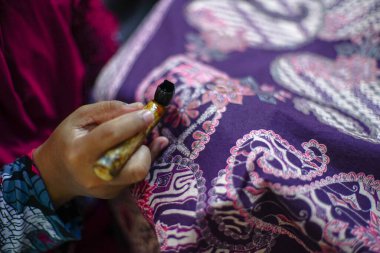 Surakarta, Endonezya - 7 Ağustos 2020: Kumaşın batik arka planı. Batik Tulis çizimi