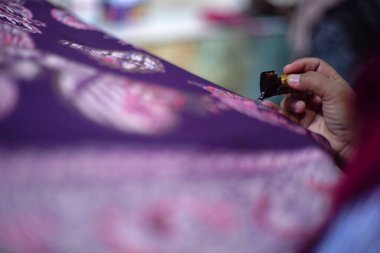 Surakarta, Endonezya - 7 Ağustos 2020: Kumaşın batik arka planı. Batik Tulis çizimi