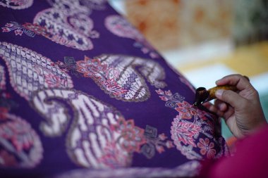Surakarta, Endonezya - 7 Ağustos 2020: Kumaşın batik arka planı. Batik Tulis çizimi