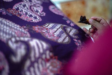 Surakarta, Endonezya - 7 Ağustos 2020: Kumaşın batik arka planı. Batik Tulis çizimi