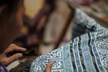 Surakarta, Endonezya - 7 Ağustos 2020: Kumaşın batik arka planı. Batik Tulis çizimi