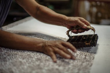 Surakarta, Endonezya - 7 Ağustos 2020: Kumaşın batik arka planı. Batik Tulis çizimi