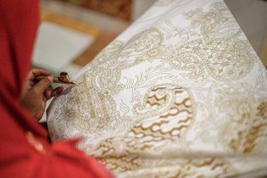Surakarta, Endonezya - 7 Ağustos 2020: Kumaşın batik arka planı. Batik Tulis çizimi