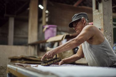 Surakarta, Endonezya - 7 Ağustos 2020: ünlü batik üretim süreci