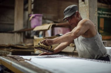 Surakarta, Endonezya - 7 Ağustos 2020: ünlü batik üretim süreci