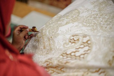 Surakarta, Endonezya - 7 Ağustos 2020: Kumaşın batik arka planı. Batik Tulis çizimi